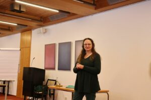 Sabine Lutkat fasziniert die Teilnehmerinnen mit ihren Märchenrezitationen