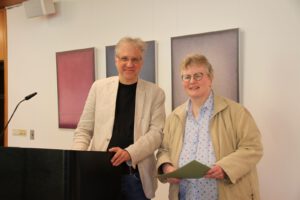 Frau Dorothee begrüßt Prof. Konkel