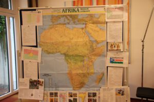 Afrikakarte mit Ländersteckbriefen aus einer Gruppenarbeit