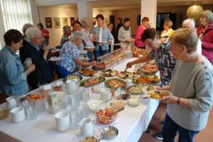 Viele Frauen am Buffet