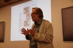 Prof. Zwick erläutert die Vernetzung zwischen AT und NT
