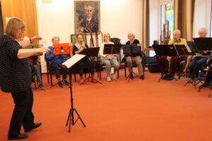 Frau Jungermann leitet die Gruppe an