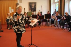 Frau Schmidt übt Musikstücke ein
