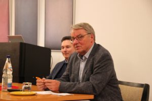 Dr. Polenz moderiert die Diskussion