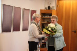 Dr. Voß wird mit Blumen begrüßt