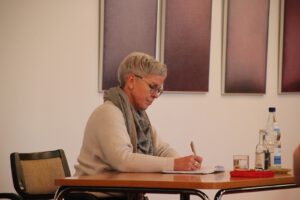 Dr. Gabi Voß übernimmt die Moderation