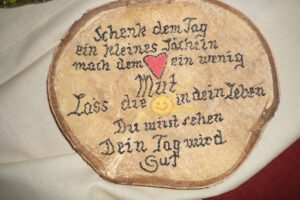 Kreativarbeit Segenswunsch auf Baumscheibe