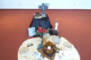 Gestaltete Mitte zum gemeinsamen Gottesdienst