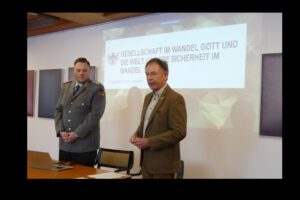 Hauptmann Robin Lintemeier und Hubertus Fehring