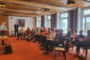 ... vor der Gruppe der Teilnehmenden