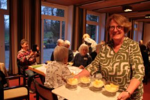 Tischdienerin bringt die Nachspeise