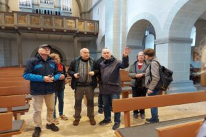 Dr. Friedrich führt durch die Kirche von Adorf