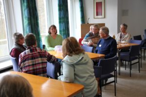 K. Mettgen führt ein in die Geheimnisse der Salbenherstellung