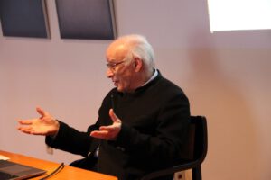 Prälat Theo Ahrens im Diskurs