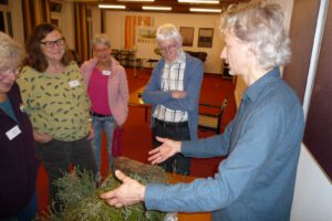 Prof Knorr im Gespräch mit den Teilnehmenden