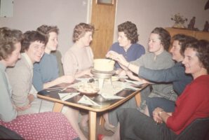 1956 - Heggefrauen beim Fondue - 3. v.l. Frau Anna