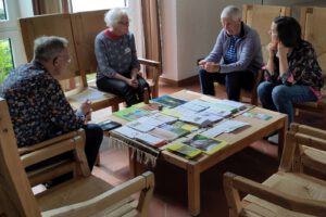 Gruppenarbeit im Foyer der HEGGE