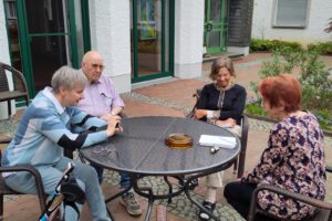 politische Diskussionen in der Kleingruppe auf der Terasse